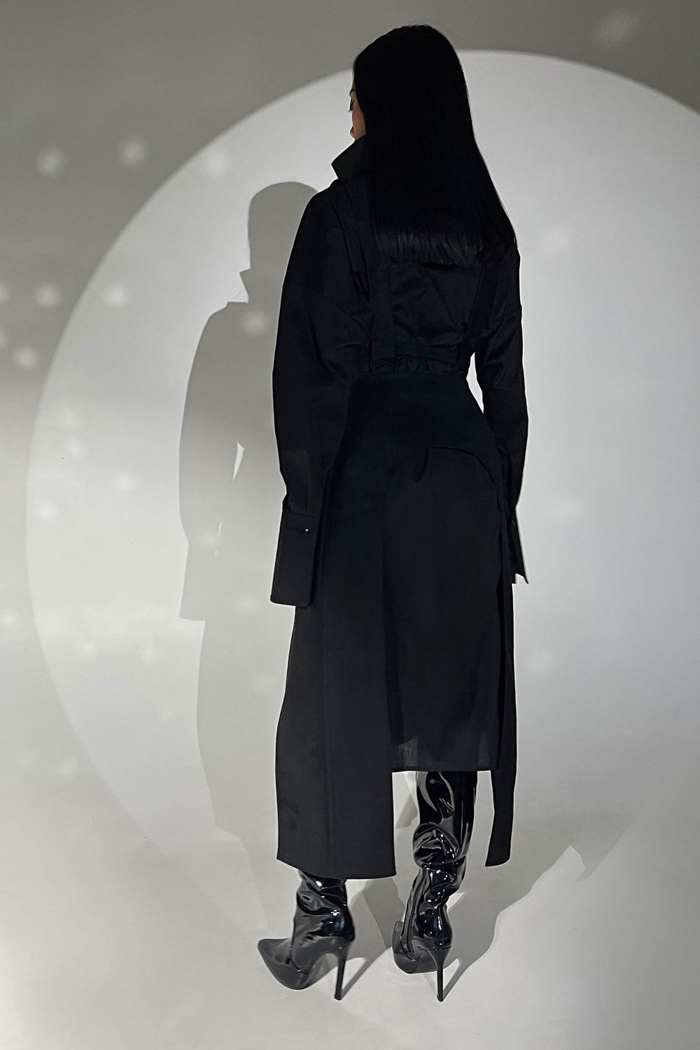 Стильне чорне плаття сорочка з портупеєю - фото
