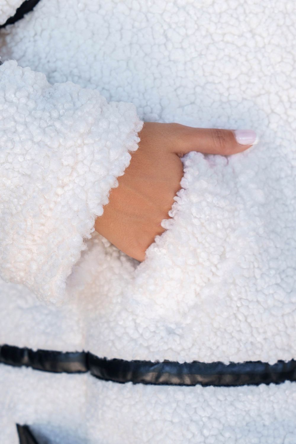 Зимняя шубка белого цвета из меха Teddy - фото