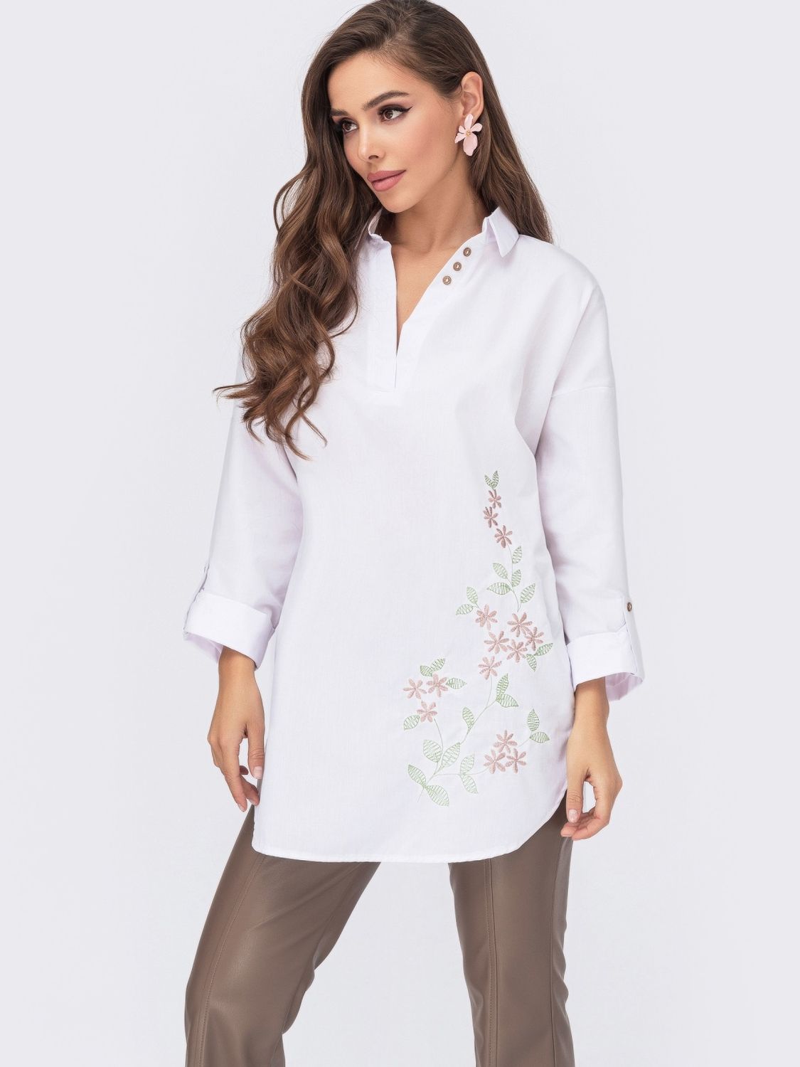 Белая удлиненная блуза с вышивкой - фото