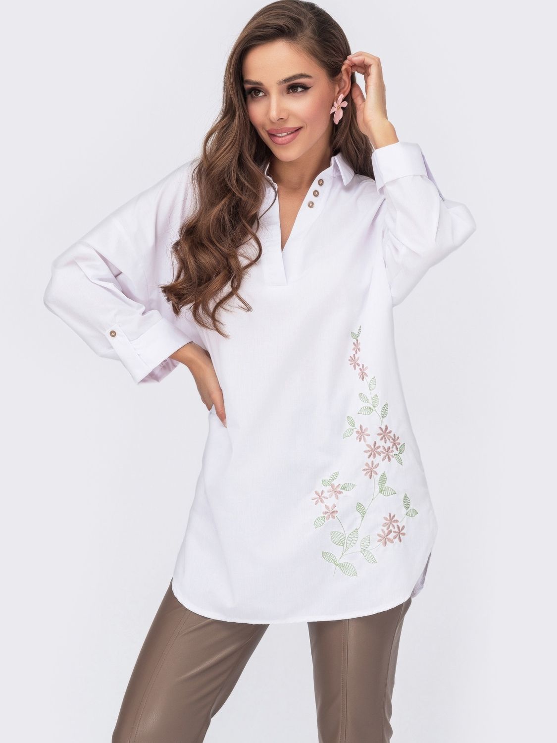 Белая удлиненная блуза с вышивкой - фото
