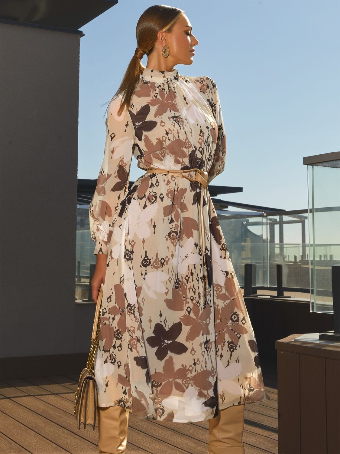 Нарядное шифоновое платье миди бежевого цвета - фото