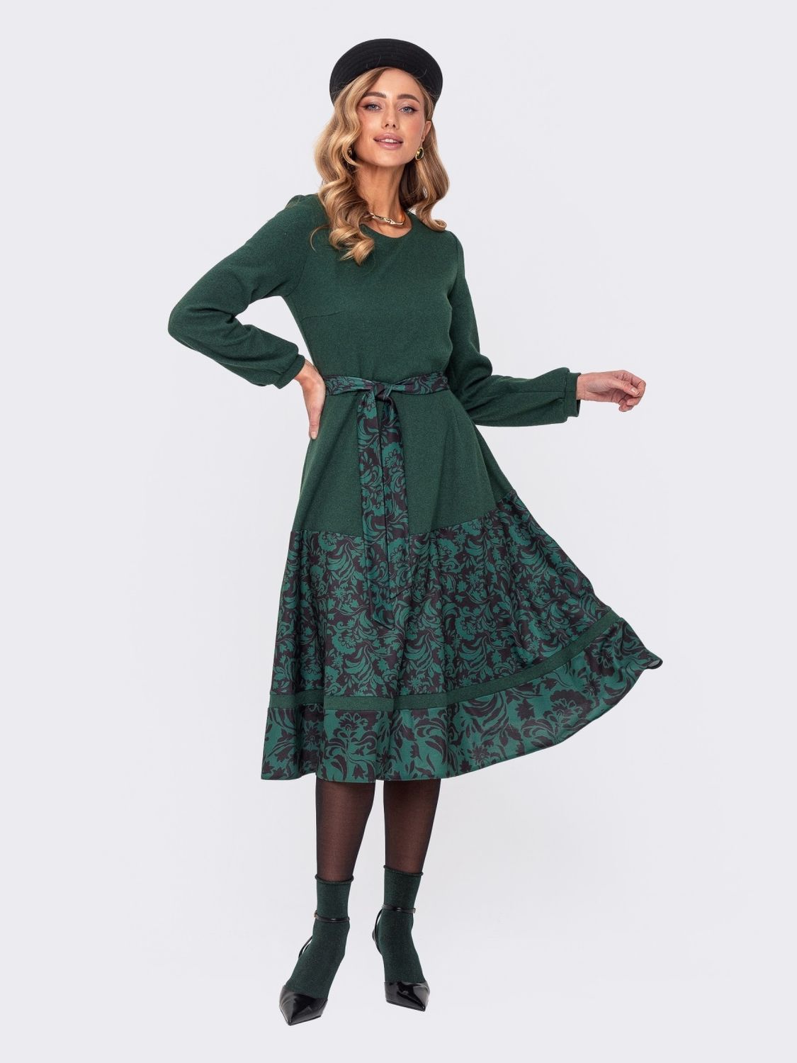 Стильна трикотажна сукня зеленого кольору - фото