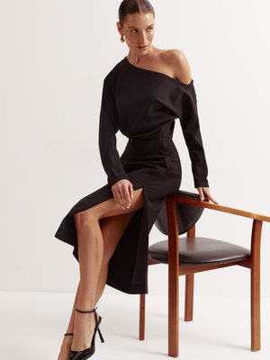 Черное вечернее платье с разрезом на ноге - фото