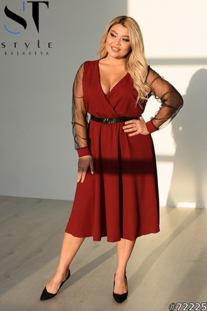 Нарядное платье с глубоким декольте бордового цвета - фото
