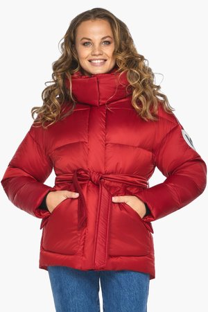 Зимняя куртка женская с капюшоном короткая красного цвета - фото