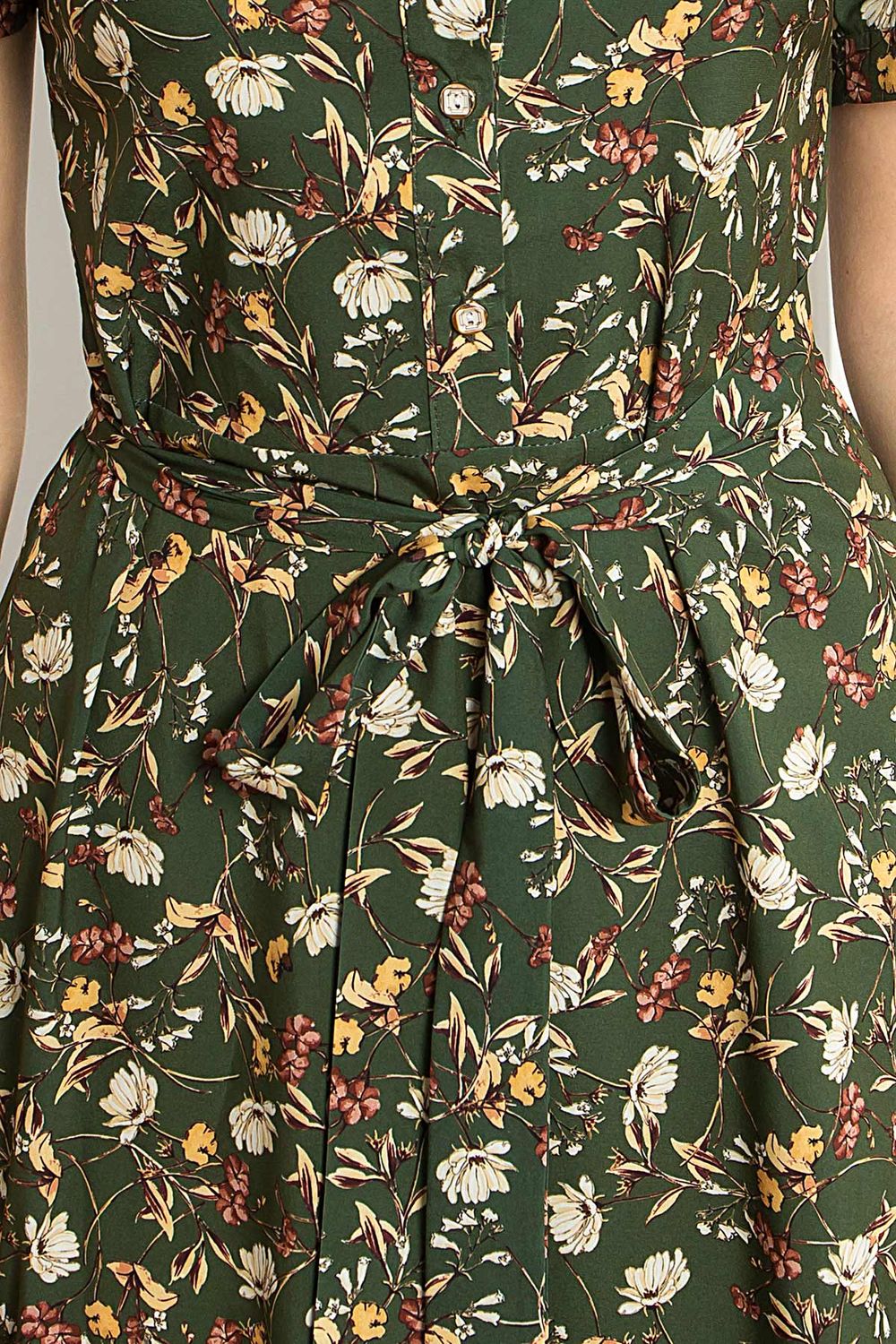 Летнее платье рубашка длиной макси цветочное цвета хаки - фото