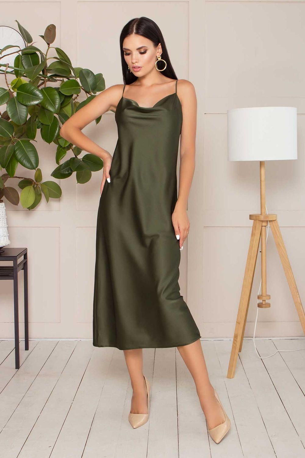 Женское платье-комбинация шелковое в бельевом стиле хаки - фото