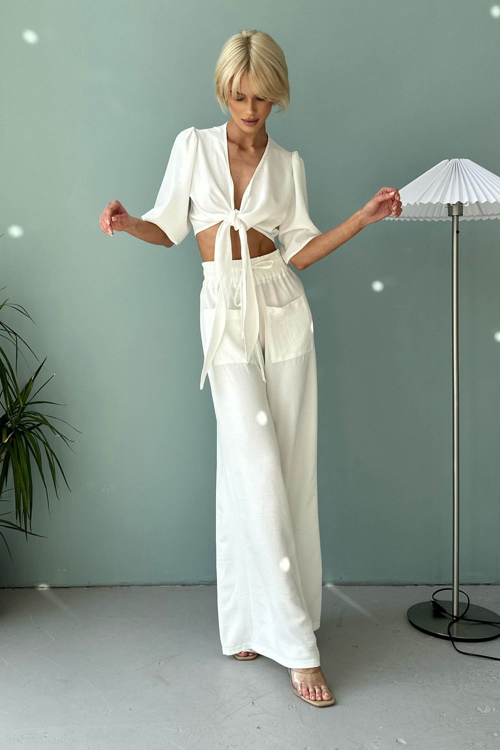 Жіночий літній брючний костюм білого кольору - фото