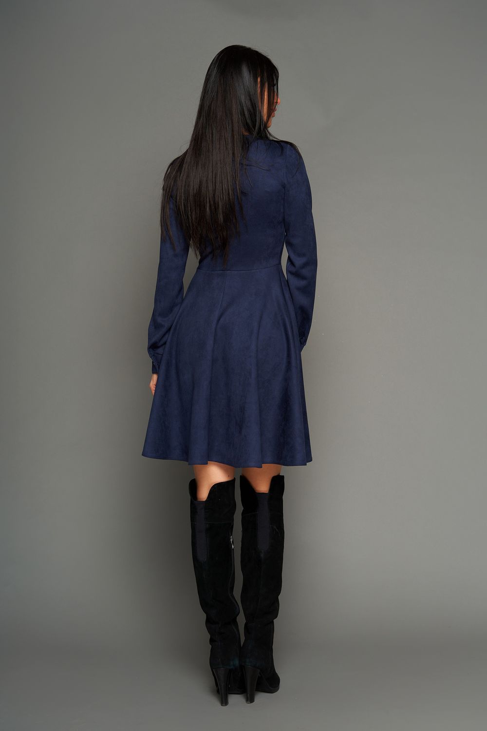 Замшевое расклешенное платье миди синее - фото