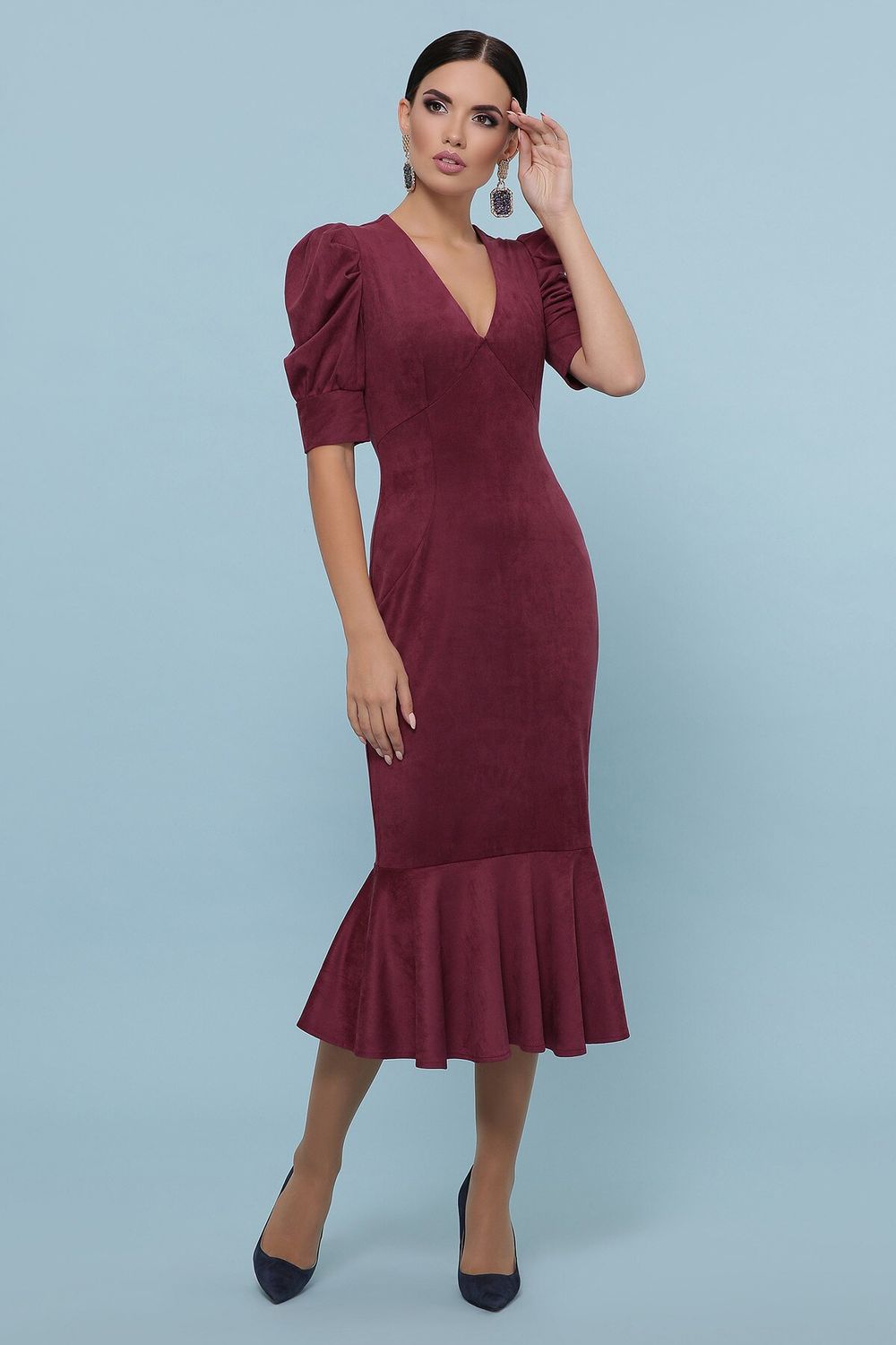 Красиве замшеве плаття-футляр бордового кольору - фото