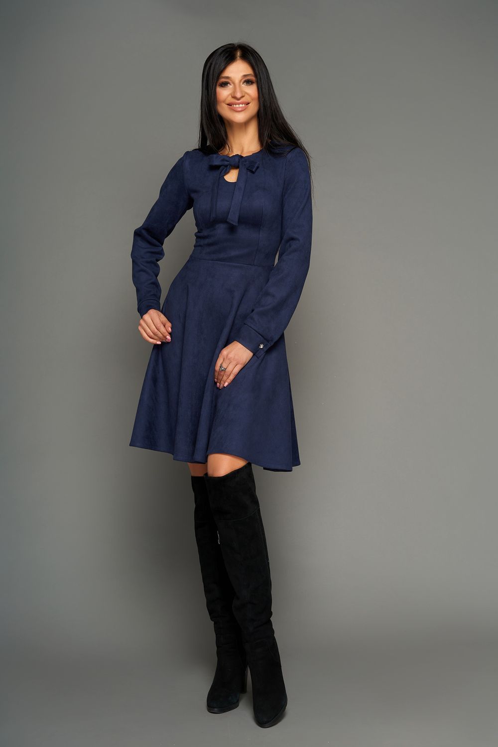 Замшевое расклешенное платье миди синее - фото