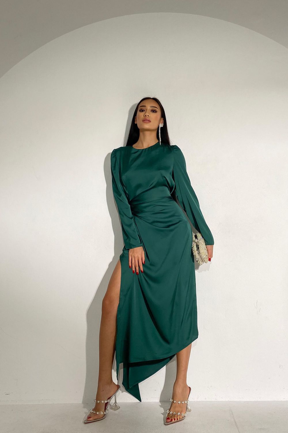 Витончене вечірнє плаття з шовку зеленого кольору - фото