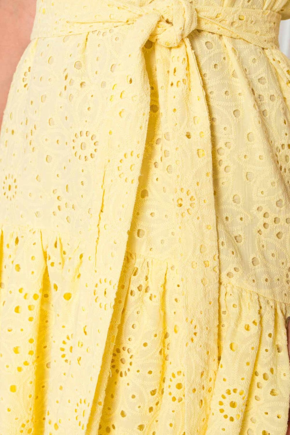 Свободное летнее платье оверсайз хлопковое из прошвы желтое - фото