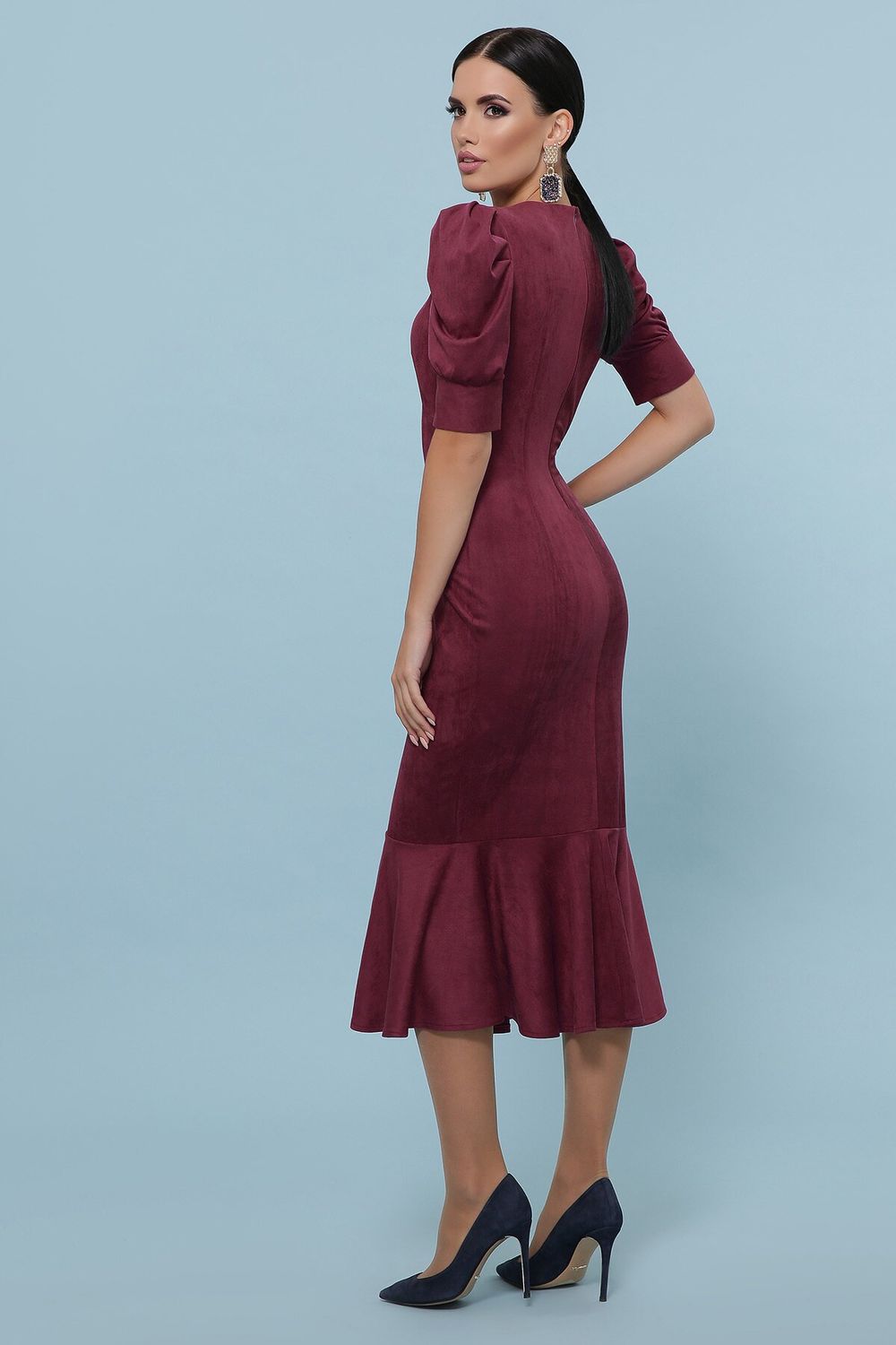 Красиве замшеве плаття-футляр бордового кольору - фото