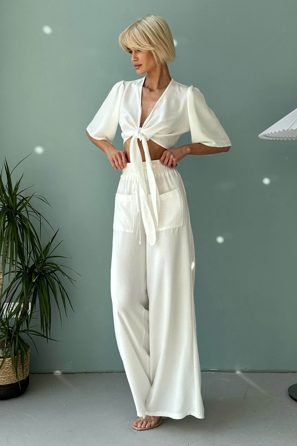 Жіночий літній брючний костюм білого кольору - фото