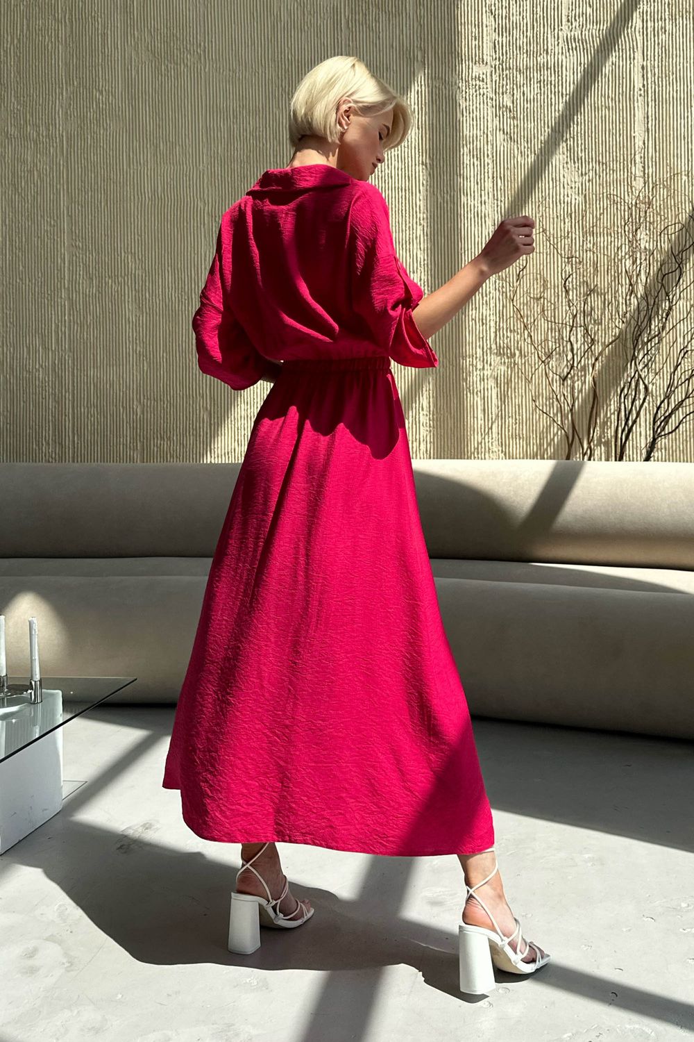 Приталене літнє плаття з льону рожевого кольору - фото