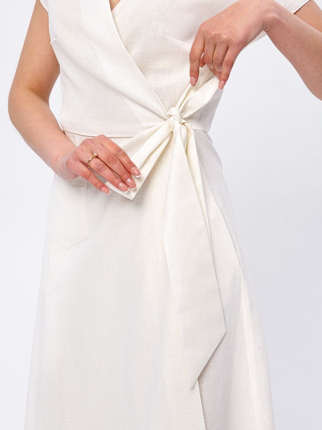 Біла літня лляна сукня на запах - фото