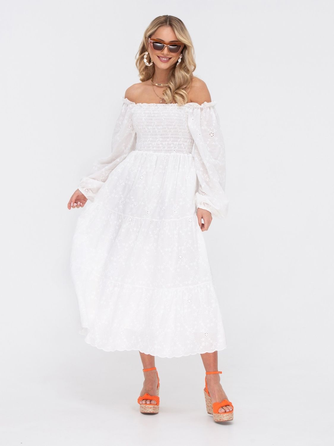 Біла літня сукня з відкритими плечима - фото