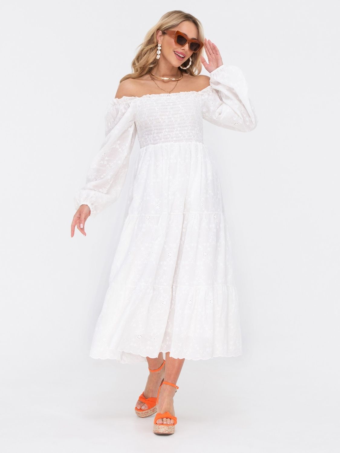 Белое летнее платье с открытыми плечами - фото