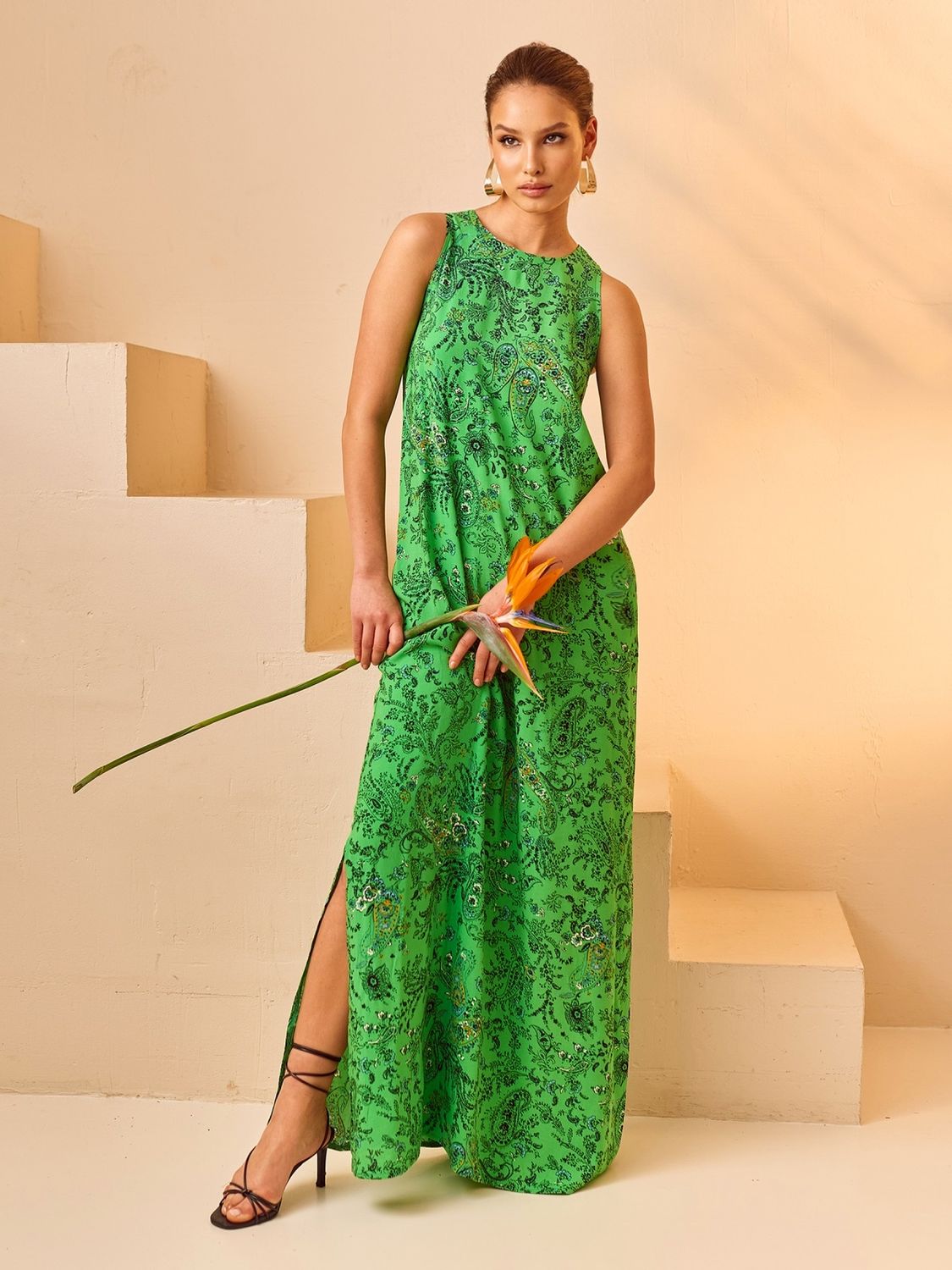 Довга літня сукня зеленого кольору з принтом - фото