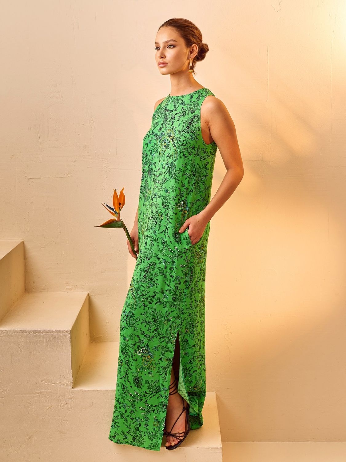 Длинное летнее платье зеленого цвета с принтом - фото