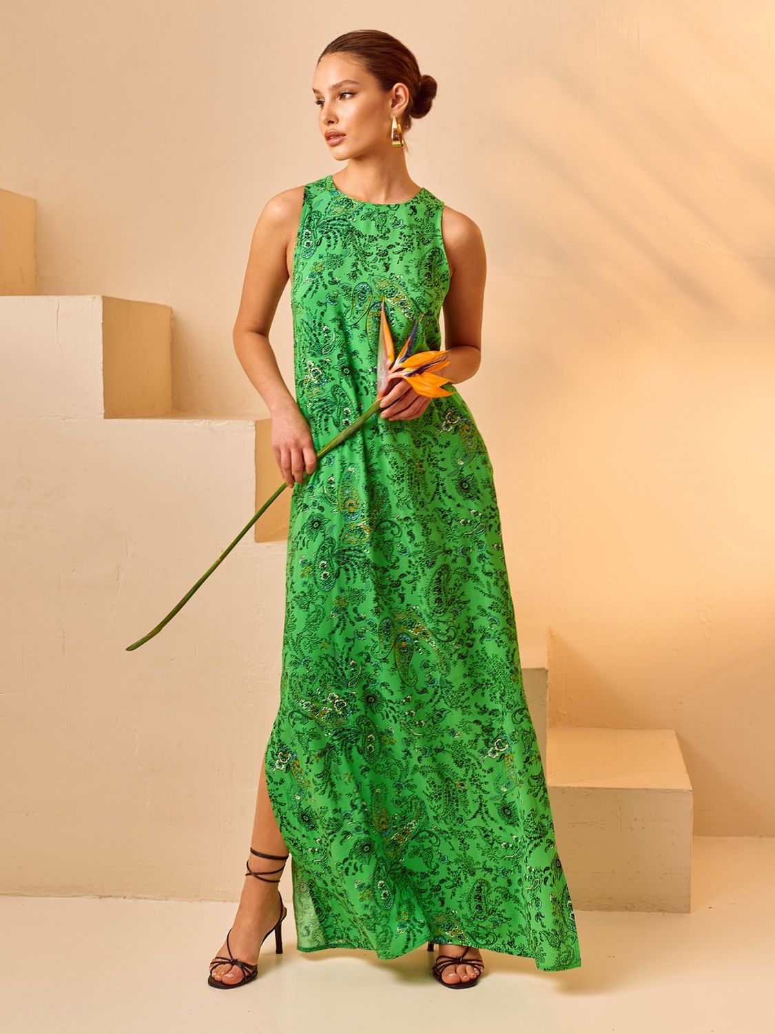 Длинное летнее платье зеленого цвета с принтом - фото