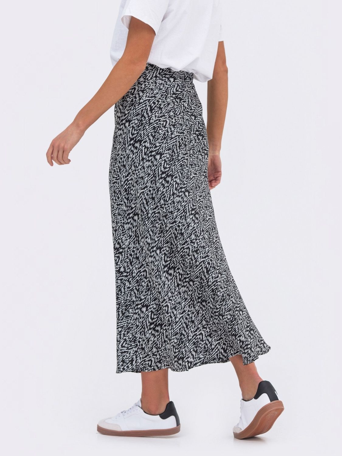 Женская юбка-полусолнце из сатин-шелка - фото
