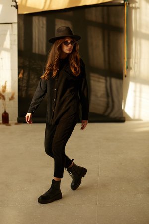 Женский вельветовый брючный костюм черного цвета - фото