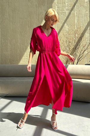 Приталенное летнее платье из льна розового цвета - фото