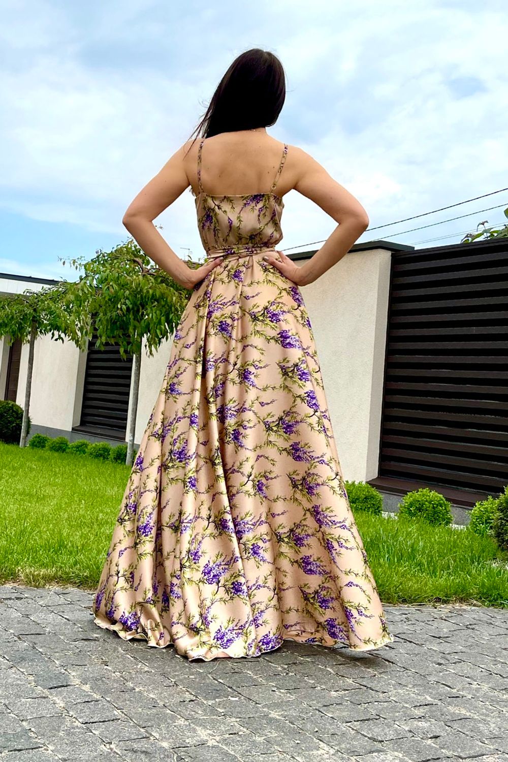 Элегантное длинное платье на запах с принтом золотое - фото