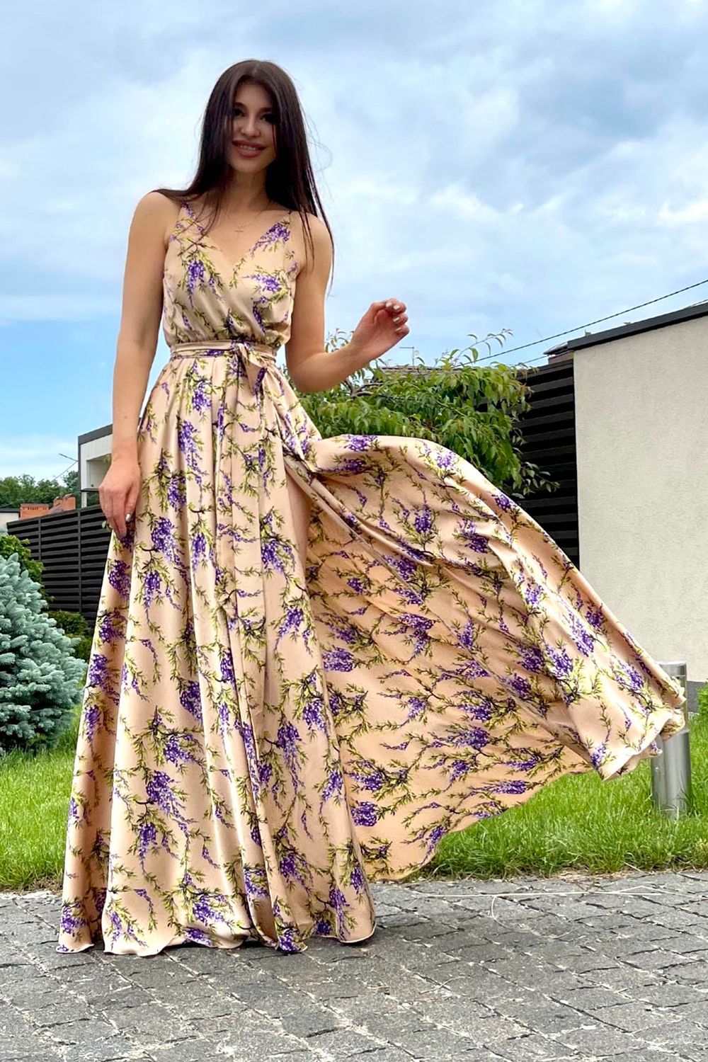 Елегантна довга сукня на запах з принтом золота - фото