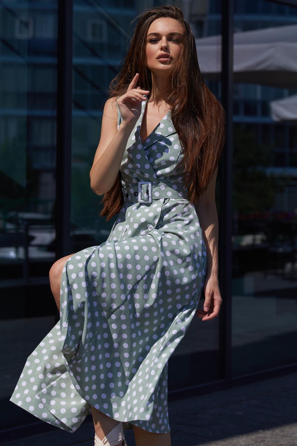 Элегантное летнее платье на запах в горошек - фото