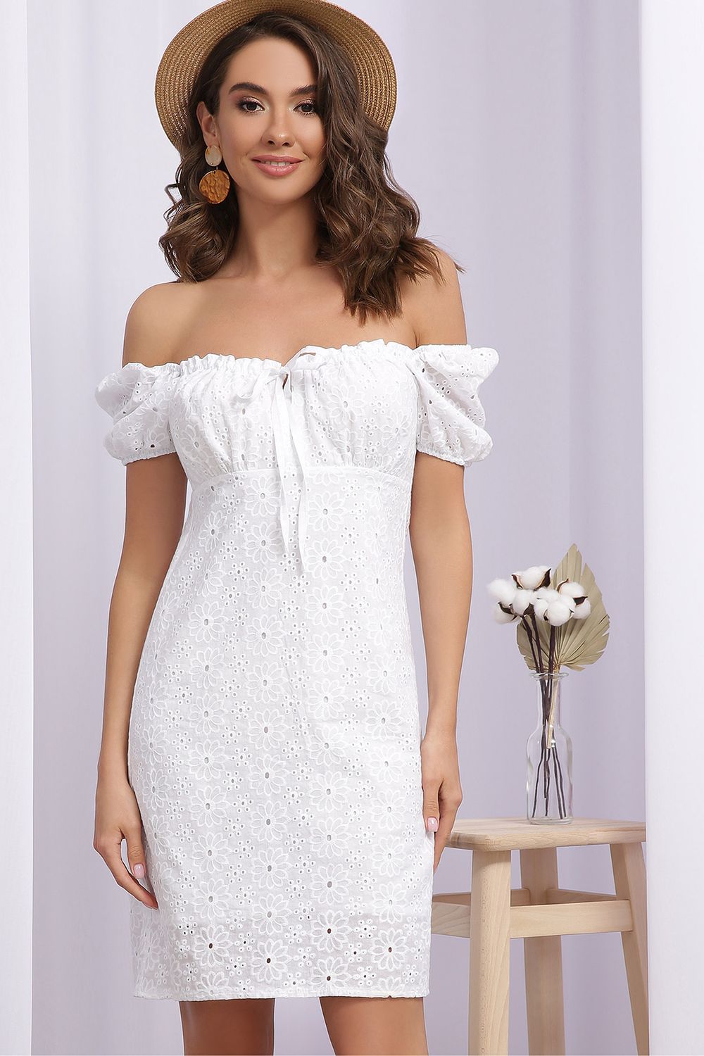 Облегающее летнее платье из прошвы белое - фото