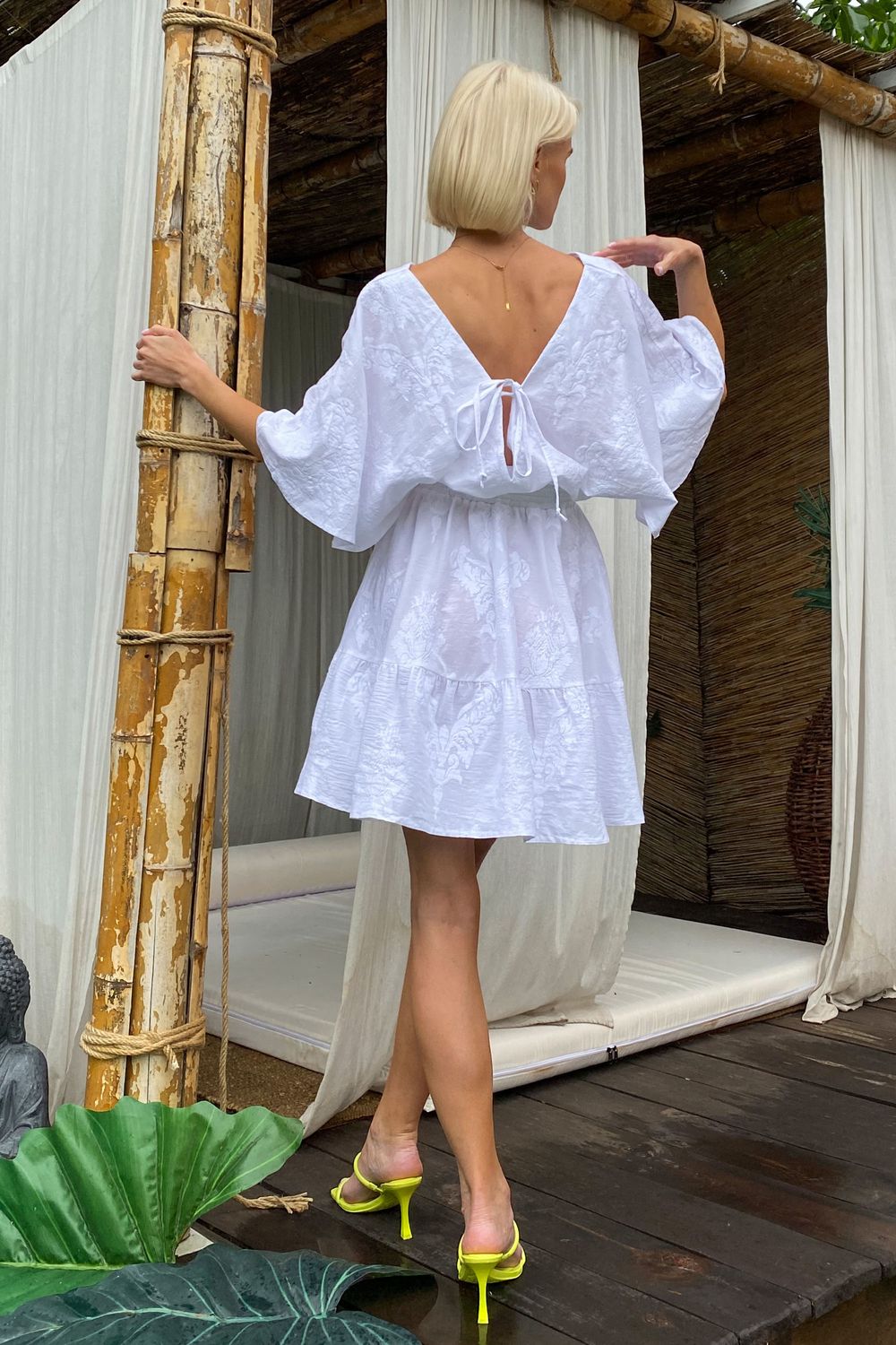 Легка літня сукня з бавовни білого кольору - фото