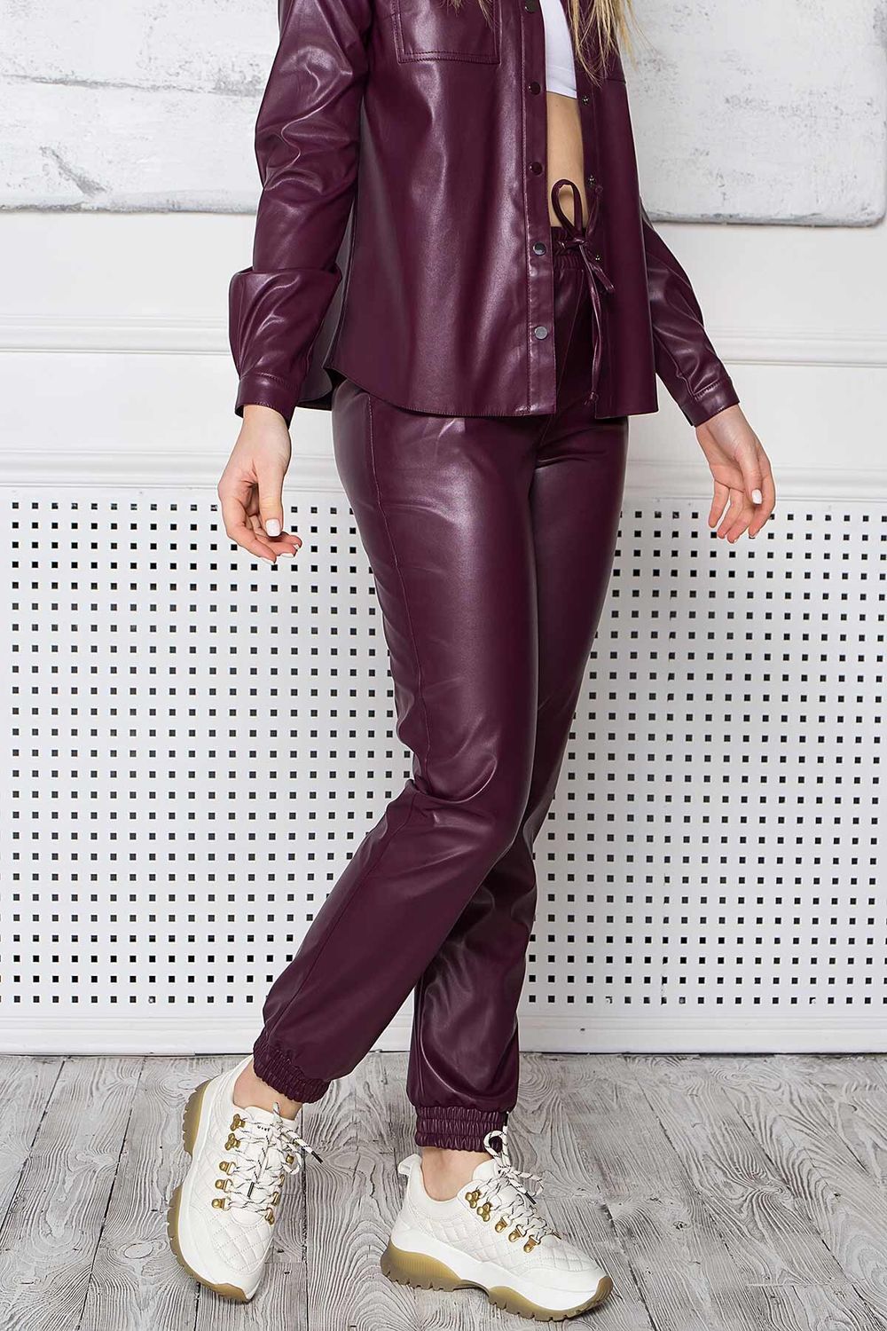 Жіночі шкіряні штани джоггери бордового кольору - фото
