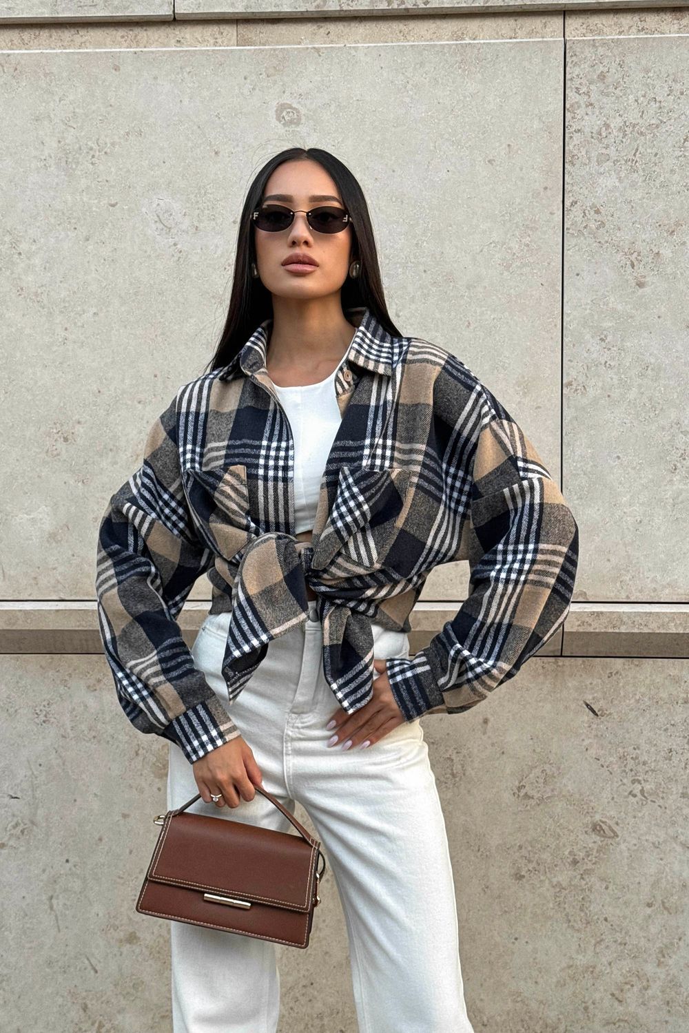 Тепла вовняна жіноча сорочка в клітинку - фото