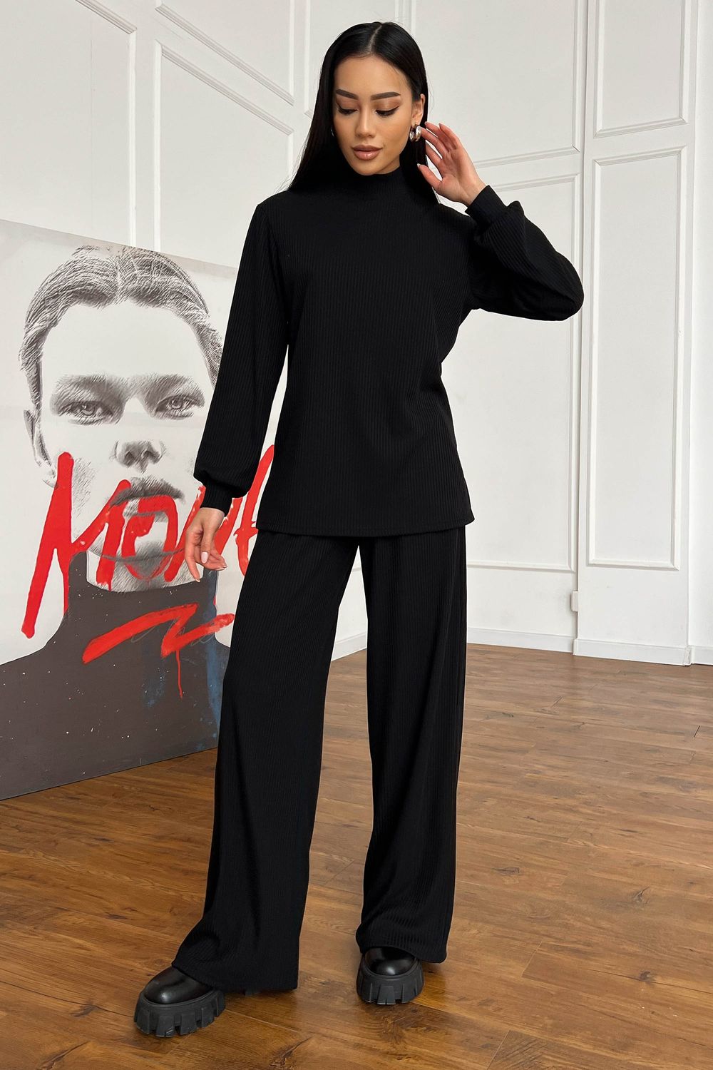 Жіночий брючний костюм в спортивному стилі чорний - фото