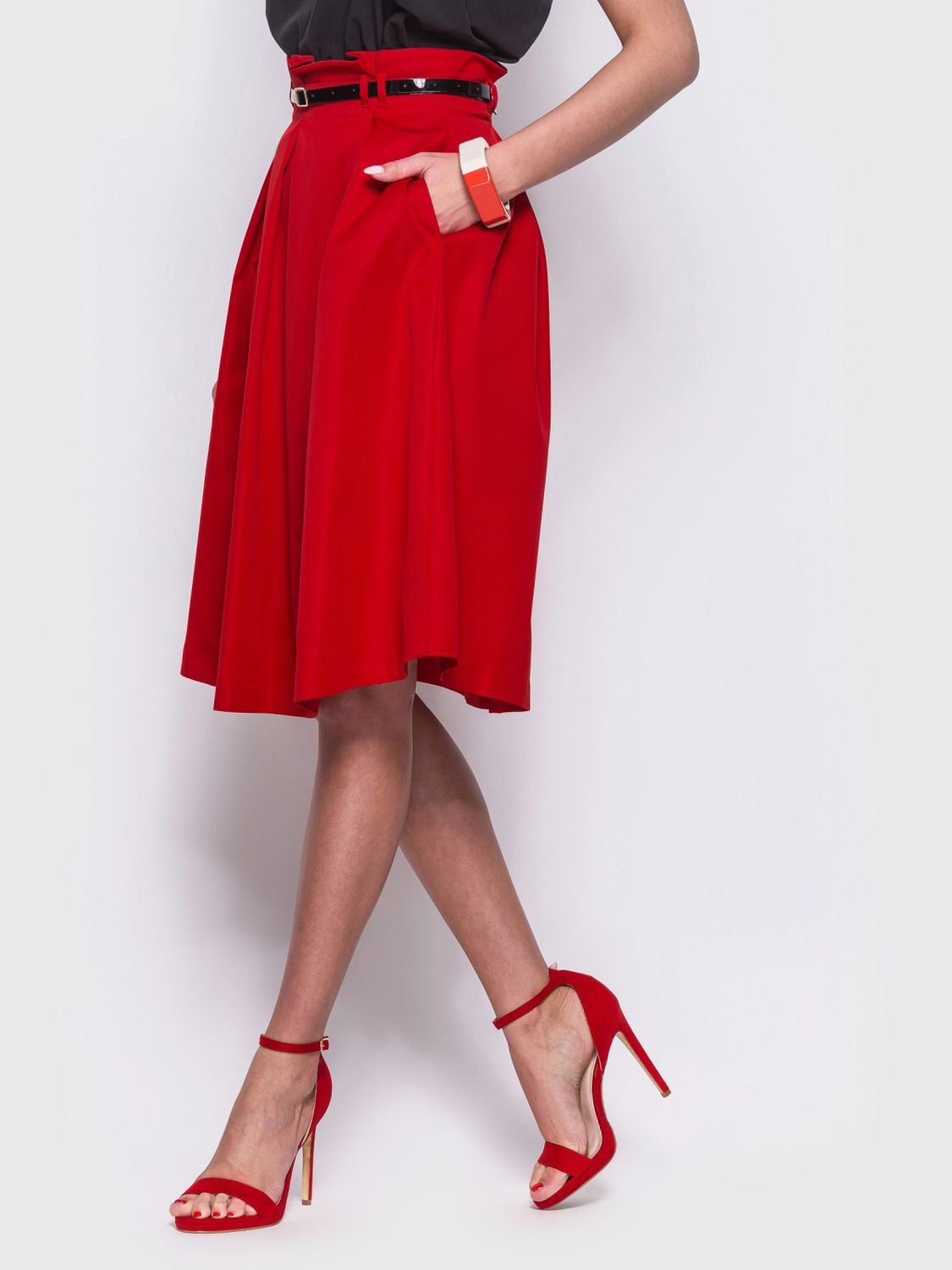 Стильная юбка с высокой посадкой красного цвета - фото