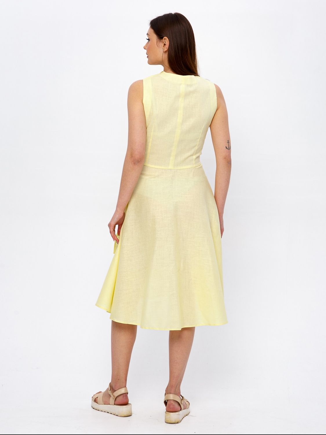 Льняное летнее платье на запах желтого цвета - фото