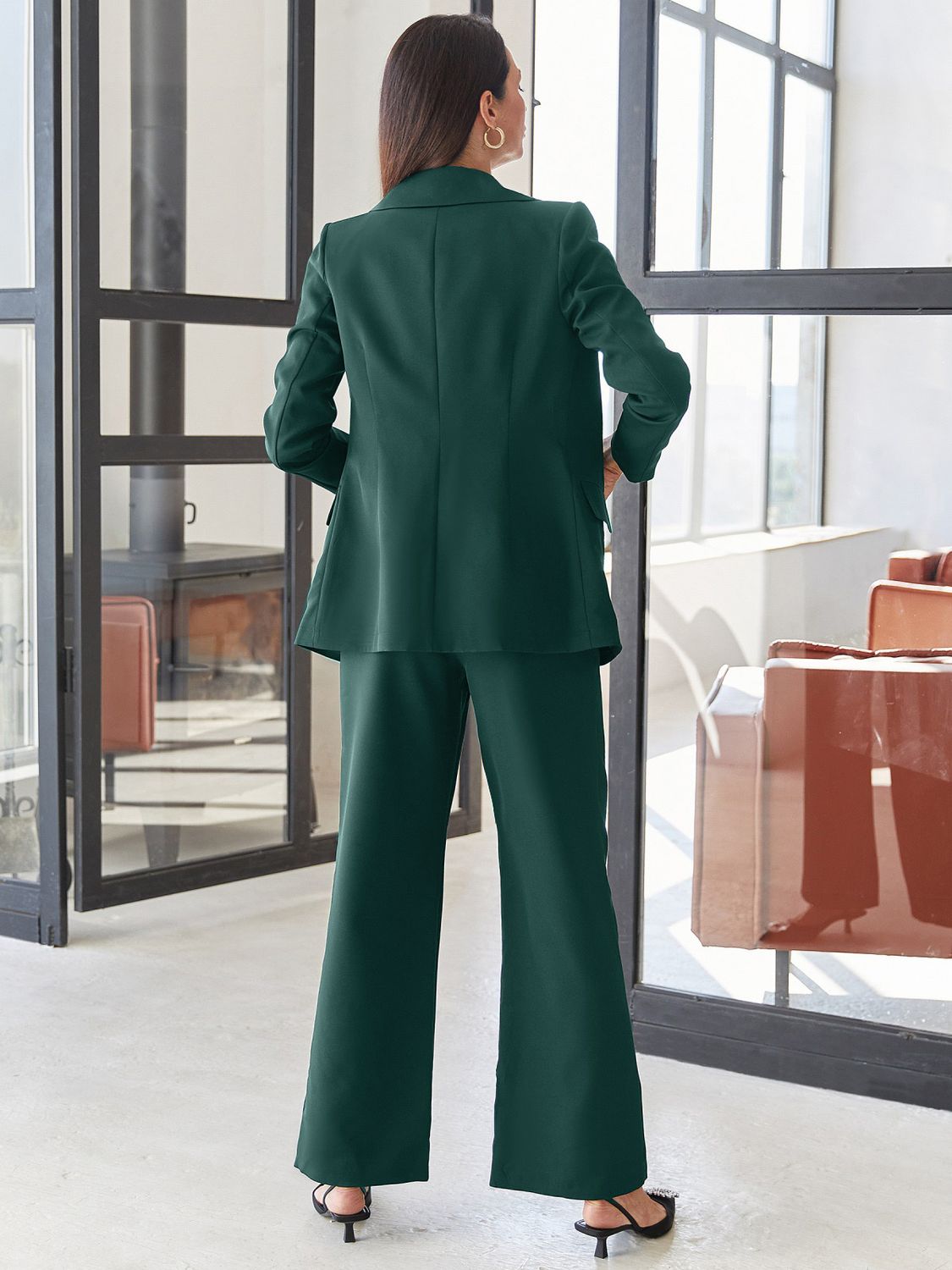 Женский брючный костюм в деловом стиле темно-зеленый - фото