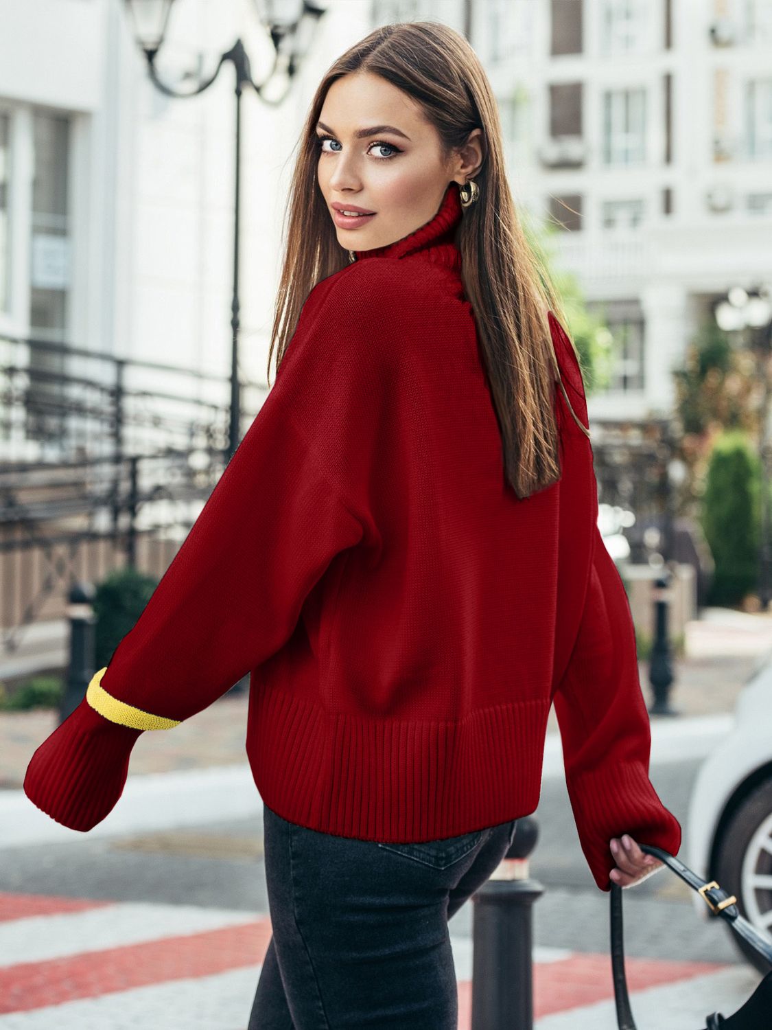 Женский свитер в стиле оверсайз бордового цвета - фото