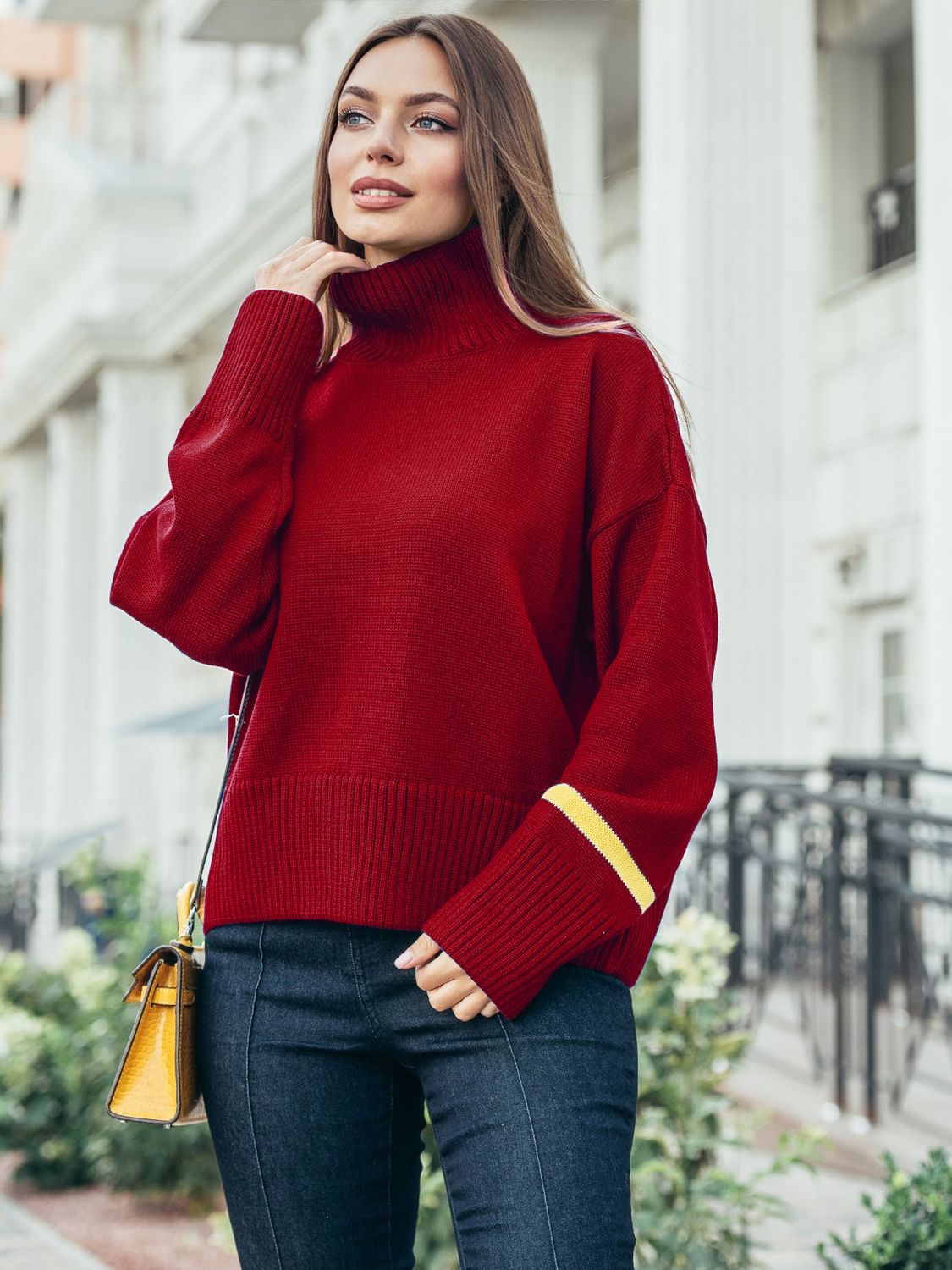 Женский свитер в стиле оверсайз бордового цвета - фото