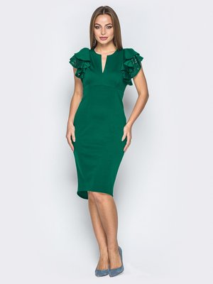Нарядное платье футляр зеленого цвета - фото