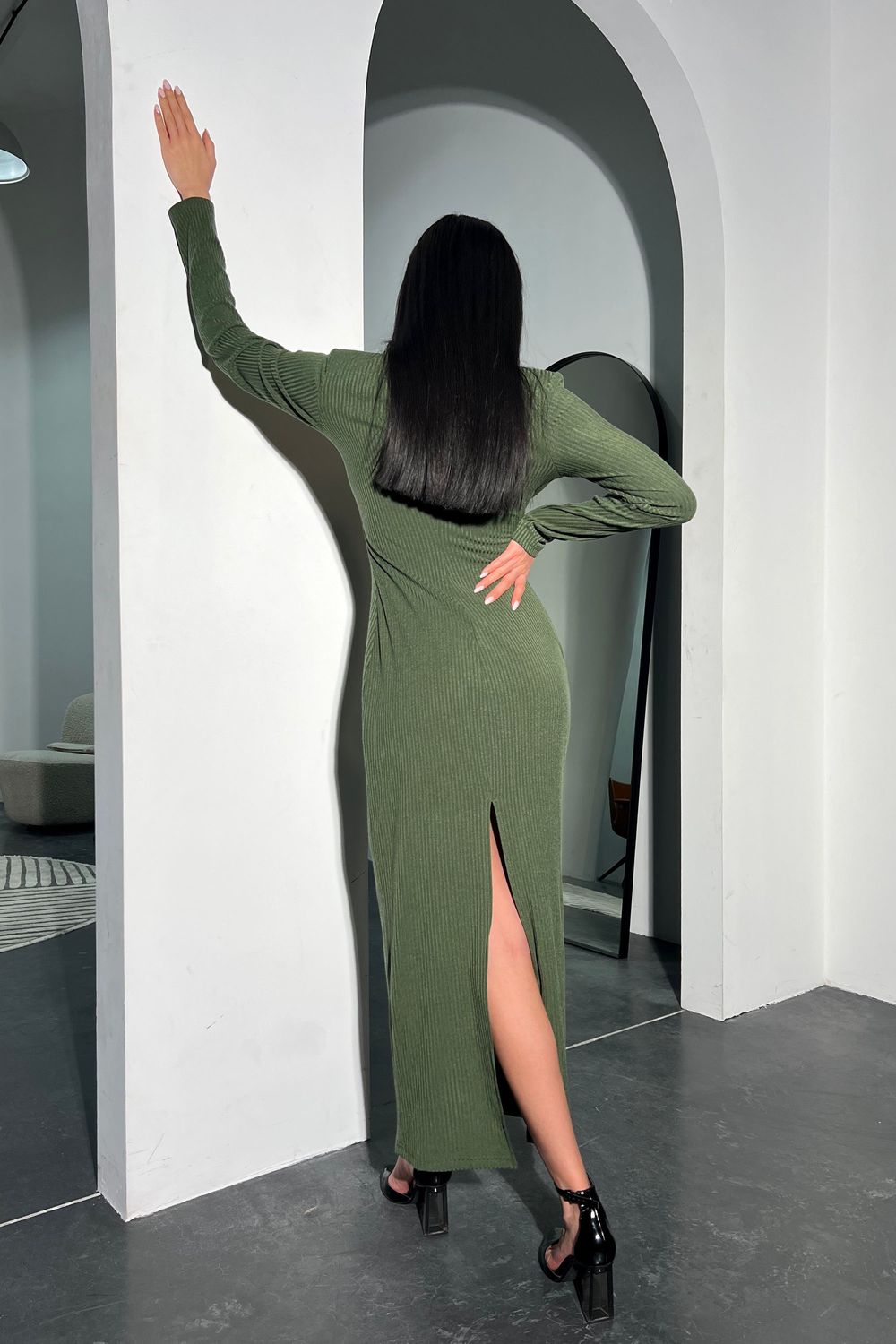 Гарне трикотажне плаття максі кольору хакі - фото