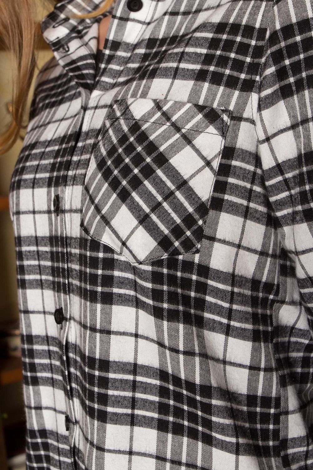 Подовжена жіноча сорочка в клітку байкова - фото