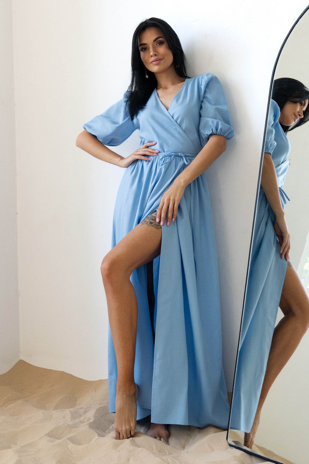 Довге літнє плаття з льону блакитного кольору - фото