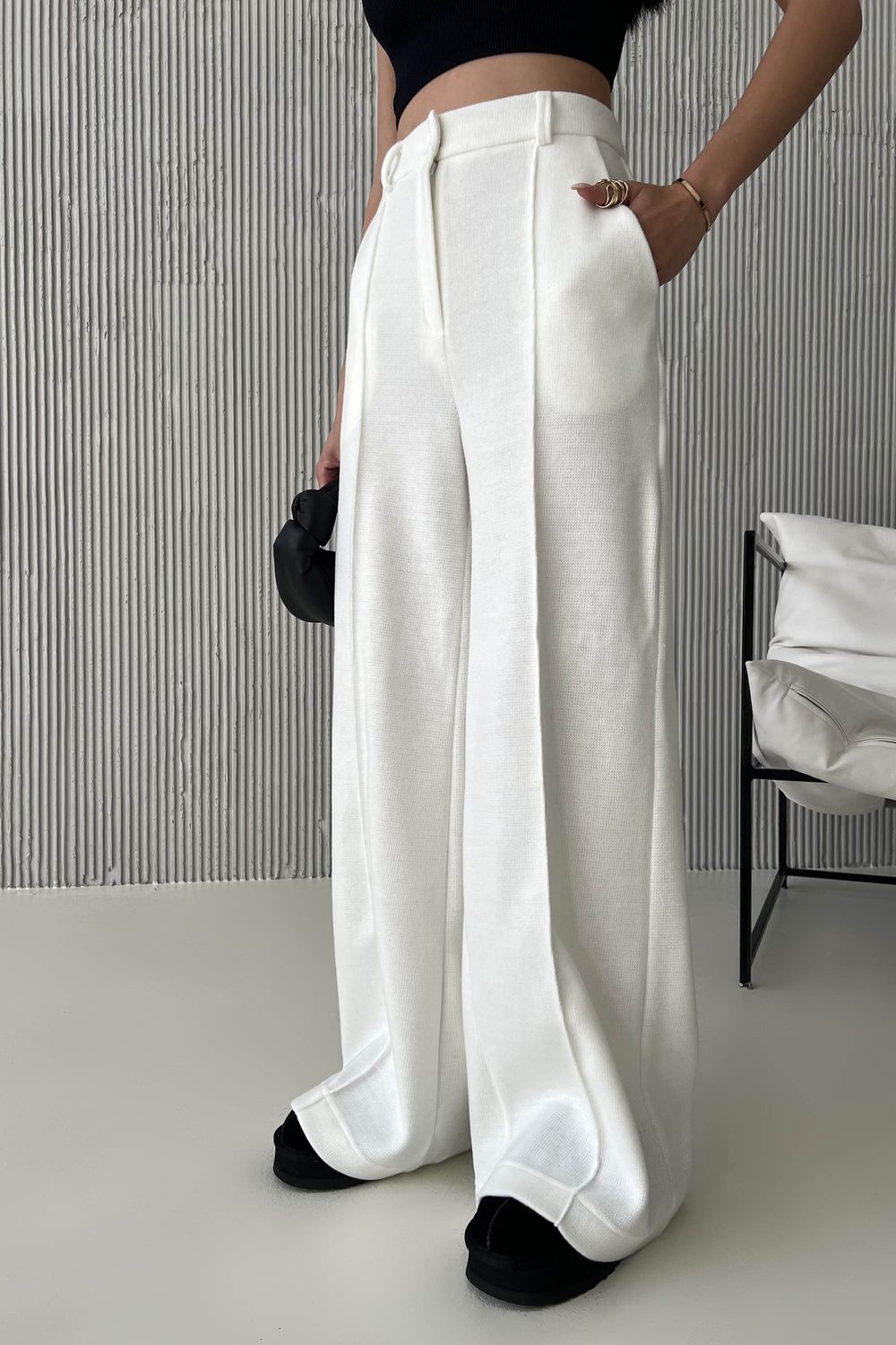 Теплий брючний костюм з ангори білого кольору - фото