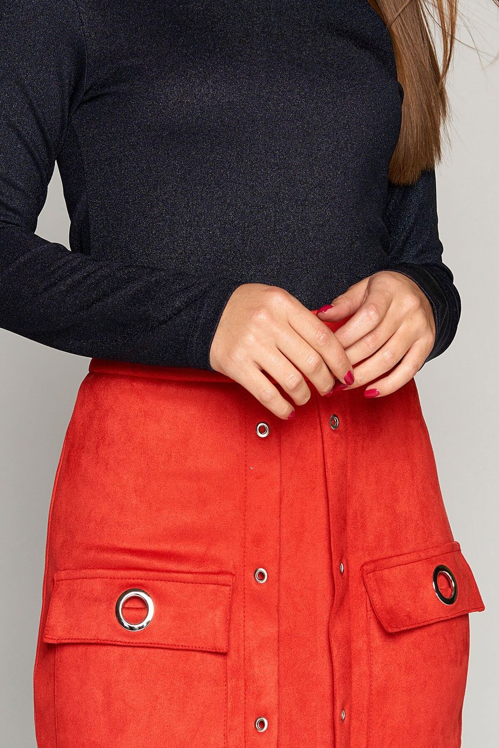 Красная замшевая юбка-карандаш в деловом стиле - фото