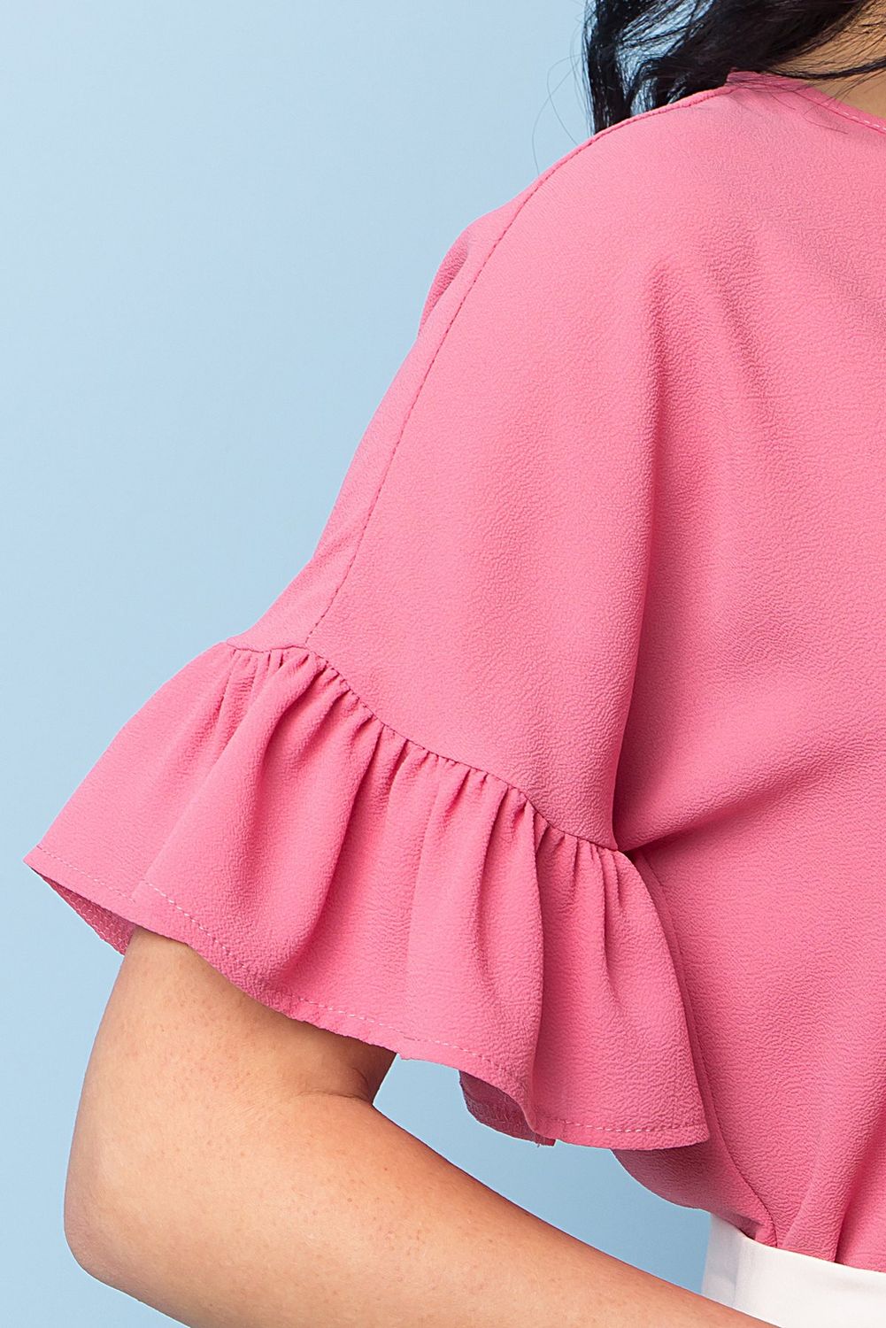 Красивая шифоновая блузка розового цвета - фото