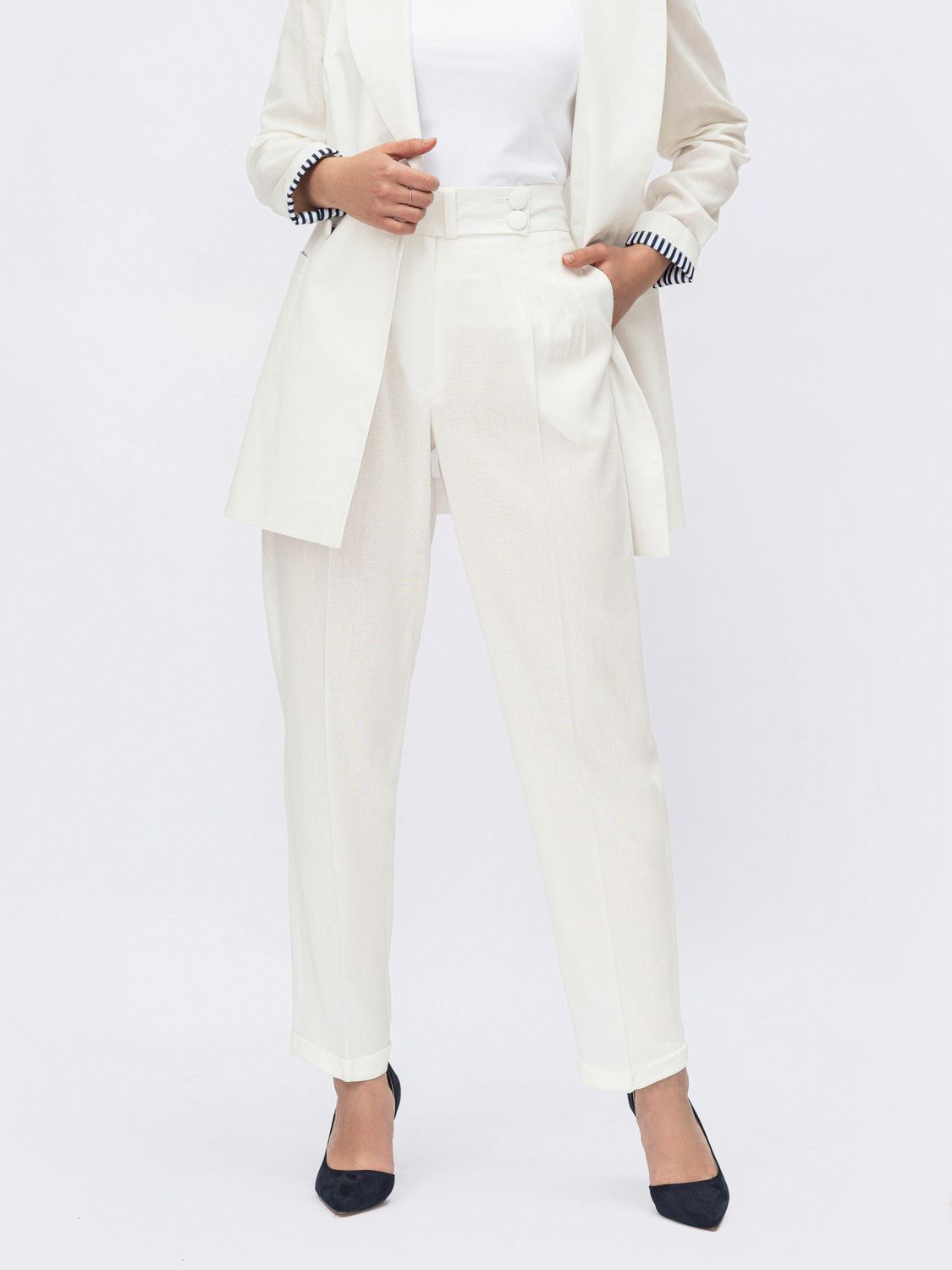 Стильные белые брюки с высокой посадкой - фото